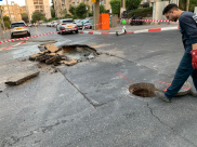  يافا: انفجار أنبوب مياه يتسبب بانهيار أرضي في أحد الشوارع